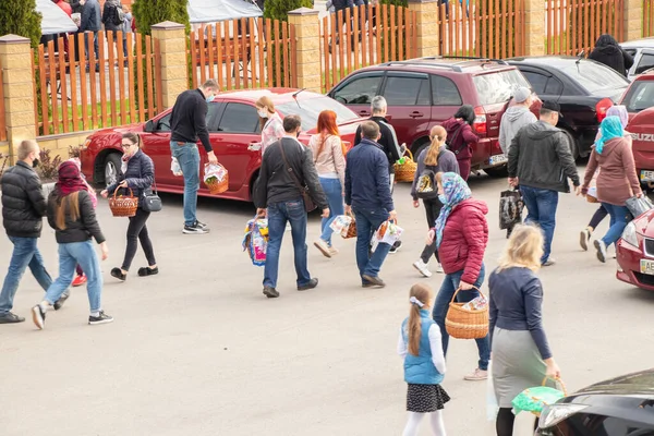 Ukrayna Dnipro, Dnipropetrovsk 02.05.2021 - Rahip Paskalya sepetlerini yiyecekle kutsadı. Tapınaktaki Hristiyanlar. Paskalyayı Ukrayna ve Paskalya 'da kutlama gelenekleri