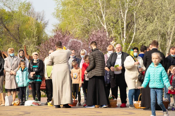Ukrayna Dnipro, Dnipropetrovsk 02.05.2021 - Rahip Paskalya sepetlerini yiyecekle kutsadı. Tapınaktaki Hristiyanlar. Paskalyayı Ukrayna ve Paskalya 'da kutlama gelenekleri