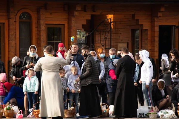 Ukrajina Dnipro Dněpropetrovsk 2021 Kněz Vysvěcen Velikonoční Koše Jídlem Křesťané — Stock fotografie
