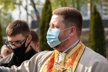 Ukrayna Dnipro, Dnipropetrovsk 02.05.2021 - Rahip Paskalya sepetlerini yiyecekle kutsadı. Tapınaktaki Hristiyanlar. Paskalyayı Ukrayna ve Paskalya 'da kutlama gelenekleri