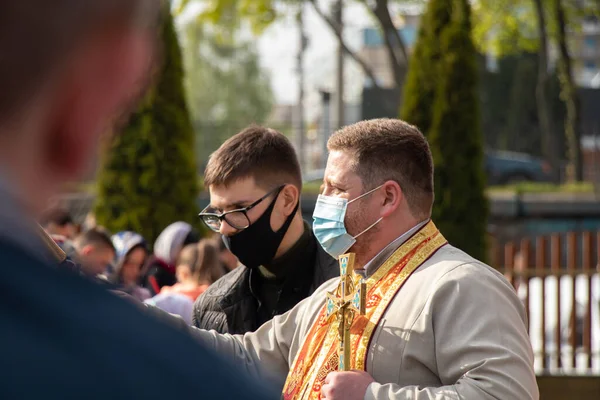 Ukrayna Dnipro, Dnipropetrovsk 02.05.2021 - Rahip Paskalya sepetlerini yiyecekle kutsadı. Tapınaktaki Hristiyanlar. Paskalyayı Ukrayna ve Paskalya 'da kutlama gelenekleri