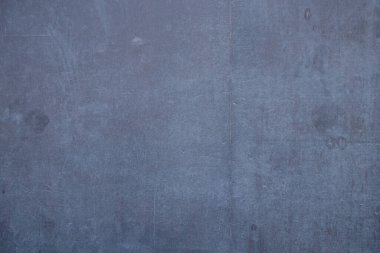 Siyah beton duvar güneşte yıprandı.