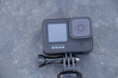 Ukrayna Dnepr 21.04.2021 - GoPro Hero 9 Black, siyah zeminde yatıyor.