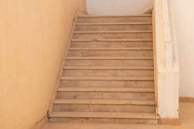 Kahverengi basamaklar güneşin altında, tepeye doğru adımlar.