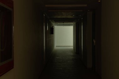 Oteldeki karanlık uzun koridor, karanlıktaki koridor.