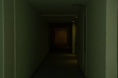 Oteldeki karanlık uzun koridor, karanlıktaki koridor.