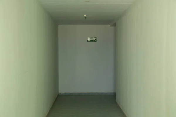 ホテルの暗い長い廊下暗い廊下 — ストック写真