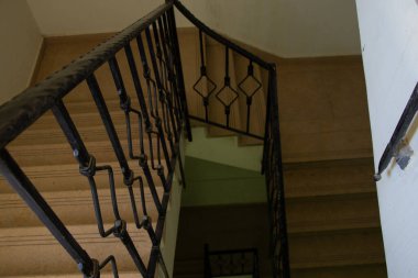 Bir apartmanda kahverengi merdiven, bir binada merdiven.