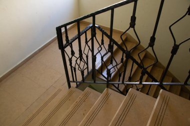 Bir apartmanda kahverengi merdiven, bir binada merdiven.