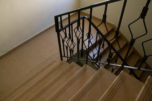 Braune Treppe Einem Mehrfamilienhaus Treppe Einem Gebäude — Stockfoto