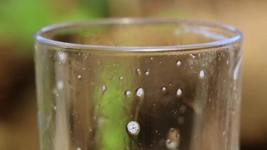 Bardakta bira var. Sokakta, masanın üstünde. Yakın plan.