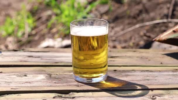 Verre Avec Bière Dans Rue Sur Table Close — Video