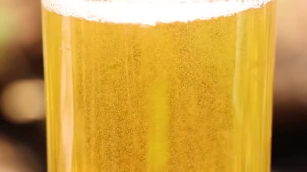 Vidro Com Cerveja Rua Mesa Close — Vídeo de Stock