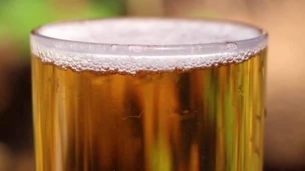 Vaso Con Cerveza Calle Mesa Primer Plano — Vídeo de stock
