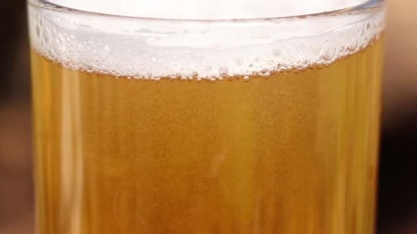 Ποτήρι Μπύρα Στο Δρόμο Στο Τραπέζι Close — Αρχείο Βίντεο