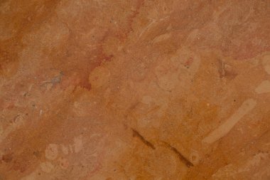 zemin üzerinde parlaklaştırılmış kumtaşı kiremitleri yakın plan olarak kullanılıyor.