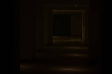 Oteldeki karanlık uzun koridor, karanlıktaki koridor.