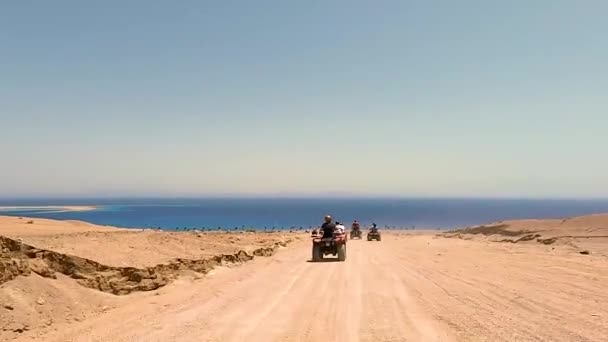 Egitto Sharm El Sheikh 21.04.2021 ATV a cavallo nel deserto nel pomeriggio al sole — Video Stock