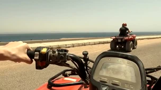 Egitto Sharm El Sheikh 21.04.2021 ATV a cavallo nel deserto nel pomeriggio al sole — Video Stock