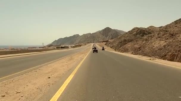 Egitto Sharm El Sheikh 21.04.2021 ATV a cavallo nel deserto nel pomeriggio al sole — Video Stock