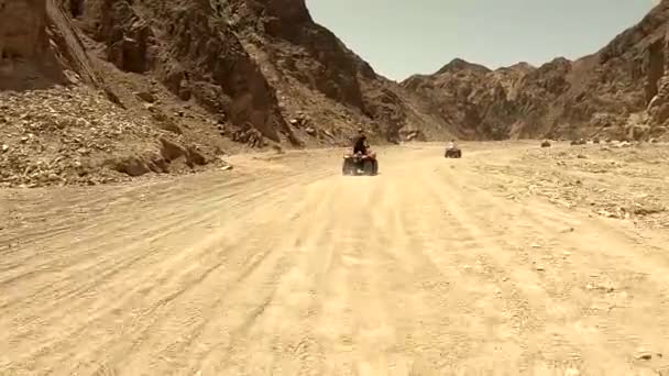 Egito Sharm El Sheikh 21.04.2021 ATV equitação no deserto à tarde ao sol — Vídeo de Stock