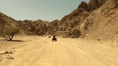 Mısır Sharm El Sheikh 21.04.2021 - Çölde öğleden sonra güneşte at süren ATV