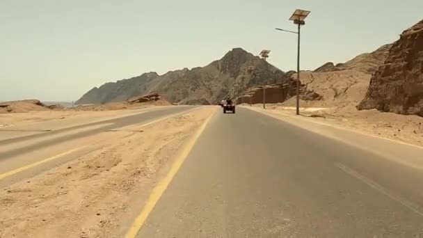 エジプト魅力エル シェイク21 2021 Atv太陽の下で午後に砂漠に乗る — ストック動画