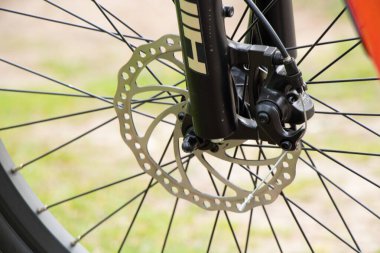 Ukrayna Dnipro 08.05 .2021 - doğadaki bir parkta duran yeni kırmızı elektrikli bisiklet, yeni teknolojiler