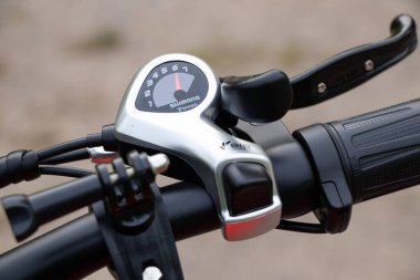 Ukrayna Dnipro 08.05 .2021 - doğadaki bir parkta duran yeni kırmızı elektrikli bisiklet, yeni teknolojiler