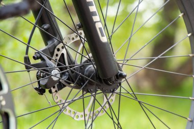 Ukrayna Dnipro 08.05 .2021 - doğadaki bir parkta duran yeni kırmızı elektrikli bisiklet, yeni teknolojiler