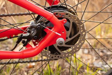 Ukrayna Dnipro 08.05 .2021 - doğadaki bir parkta duran yeni kırmızı elektrikli bisiklet, yeni teknolojiler