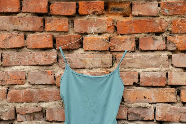 Damenunterwäsche Blaues Shirt Hängt Kleiderbügeln Einer Backsteinmauer Hause Auf Der — Stockfoto
