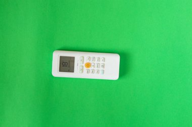 İzole edilmiş arkaplanda klimadan gelen beyaz uzaktan kumanda