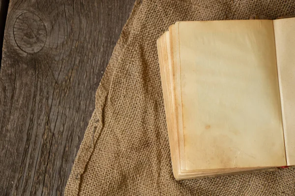 Viejo Libro Una Vieja Mesa Madera Cerca — Foto de Stock