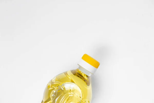 Sonnenblumenöl Einer Plastikflasche Auf Weißem Hintergrund Großaufnahme — Stockfoto