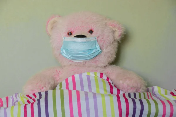 Medisch Masker Een Teddybeer Die Het Bed Zit Kinderen Worden — Stockfoto