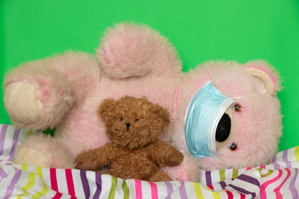 Medisch Masker Een Teddybeer Die Het Bed Zit Kinderen Worden — Stockfoto