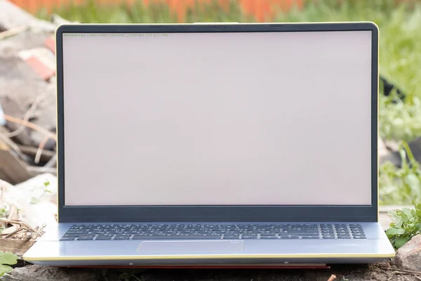 Laptop Pustym Ekranem Stoi Trawie Parku Wiosennym Laptop Przyrodzie — Zdjęcie stockowe
