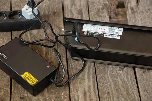 Ukrayna Dnipro - 13.05.2021 - elektrikli motorlu bir elektro pil ahşap zemin ve elektro taşıma ile şarj edilir.