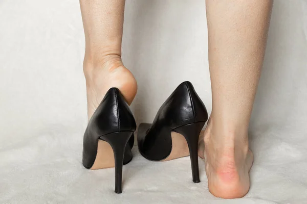 Девушка Черных Туфлях Высоком Каблуке Белом Фоне Женская Обувь — стоковое фото