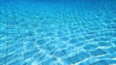 Arka planda güneş ışınları olan havuz suyu