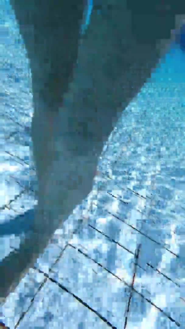 의발은 수영장 바닥을 걸으며 수영장에서 헤엄친다 — 비디오