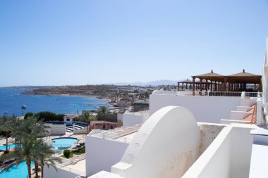 Mısır 'daki Kızıl Deniz kıyısındaki otelin yanında, Kızıl Deniz kıyısında.