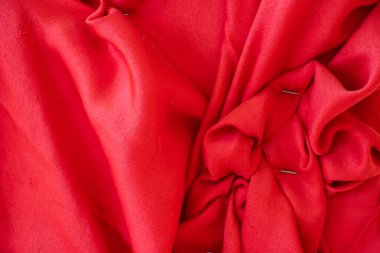 Arka plan olarak kırmızı dalgalı ipeksi buruşuk kumaş