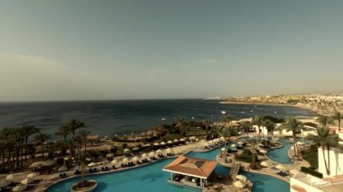 Mısır Sharm El Sheikh 04.24.2021 - Kızıl Deniz kıyısında yüzme havuzu olan otelin bölgesi, tatil köyü