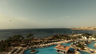 Mısır Sharm El Sheikh 04.24.2021 - Kızıl Deniz kıyısında yüzme havuzu olan otelin bölgesi, tatil köyü