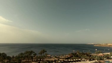 Mısır Sharm El Sheikh 04.24.2021 - Kızıl Deniz kıyısında yüzme havuzu olan otelin bölgesi, tatil köyü