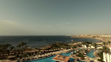 Mısır Sharm El Sheikh 04.24.2021 - Kızıl Deniz kıyısında yüzme havuzu olan otelin bölgesi, tatil köyü