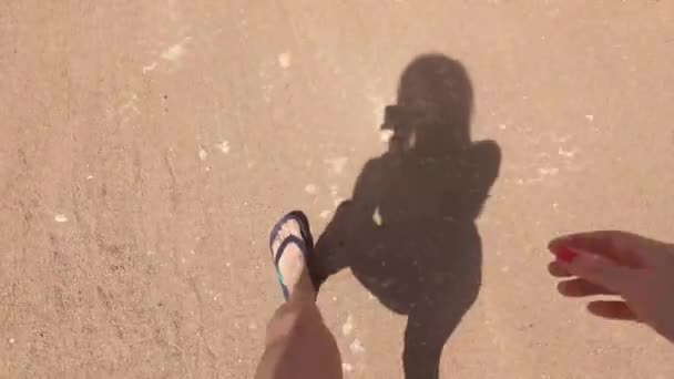 Schaduw Van Een Meisje Benen Lopen Het Zand Zwemkleding Aan — Stockvideo