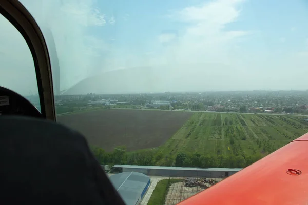 飛行機から撮影し 鳥の目線でウクライナのドニプロ市を撮影し 飛行機から都市を撮影する — ストック写真